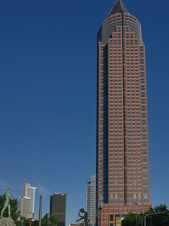 Messeturm mit Ludwig-Erhard-Anlage Foto 