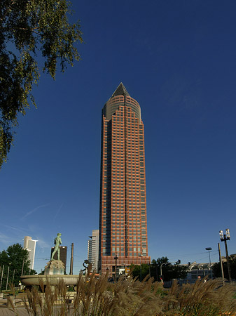 Messeturm auf Wiese Fotos