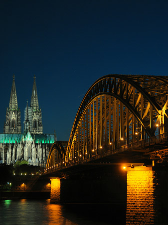 Kölner Dom hinter der Hohenzollernbrücke Foto 