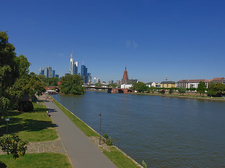 Skyline von Frankfurt mit Ufer