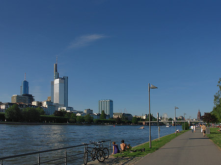 Foto Skyline von Frankfurt mit Weg