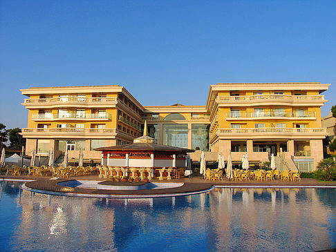 Foto Hotel mit Pool bei Dämmerung - 