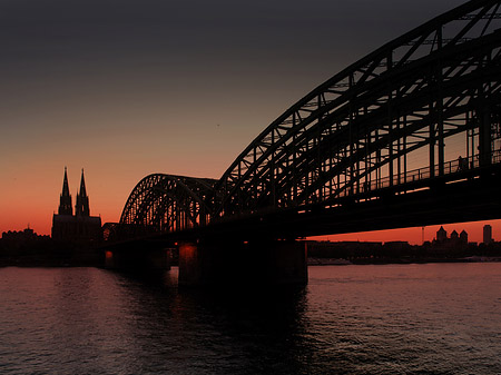 Kölner Dom hinter der Hohenzollernbrücke
