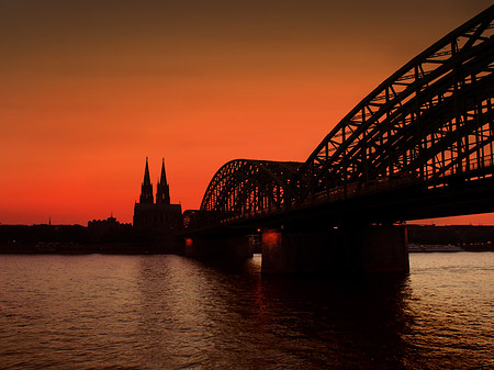 Kölner Dom hinter der Hohenzollernbrücke