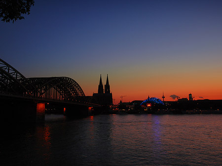 Foto Kölner Dom hinter der Hohenzollernbrücke