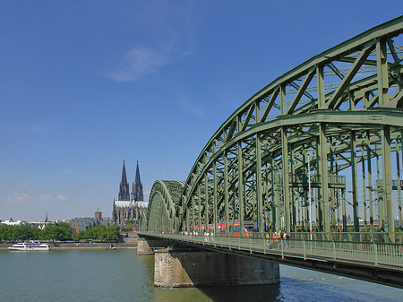 Zug fährt über die Hohenzollernbrücke Fotos