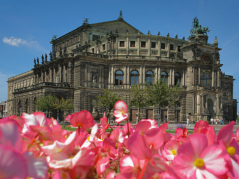 Semperoper mit Blumen