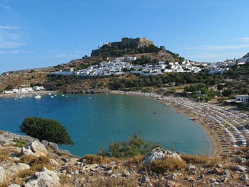  Bildansicht Attraktion  Sicht auf den Strand und die Häuser von Lindos